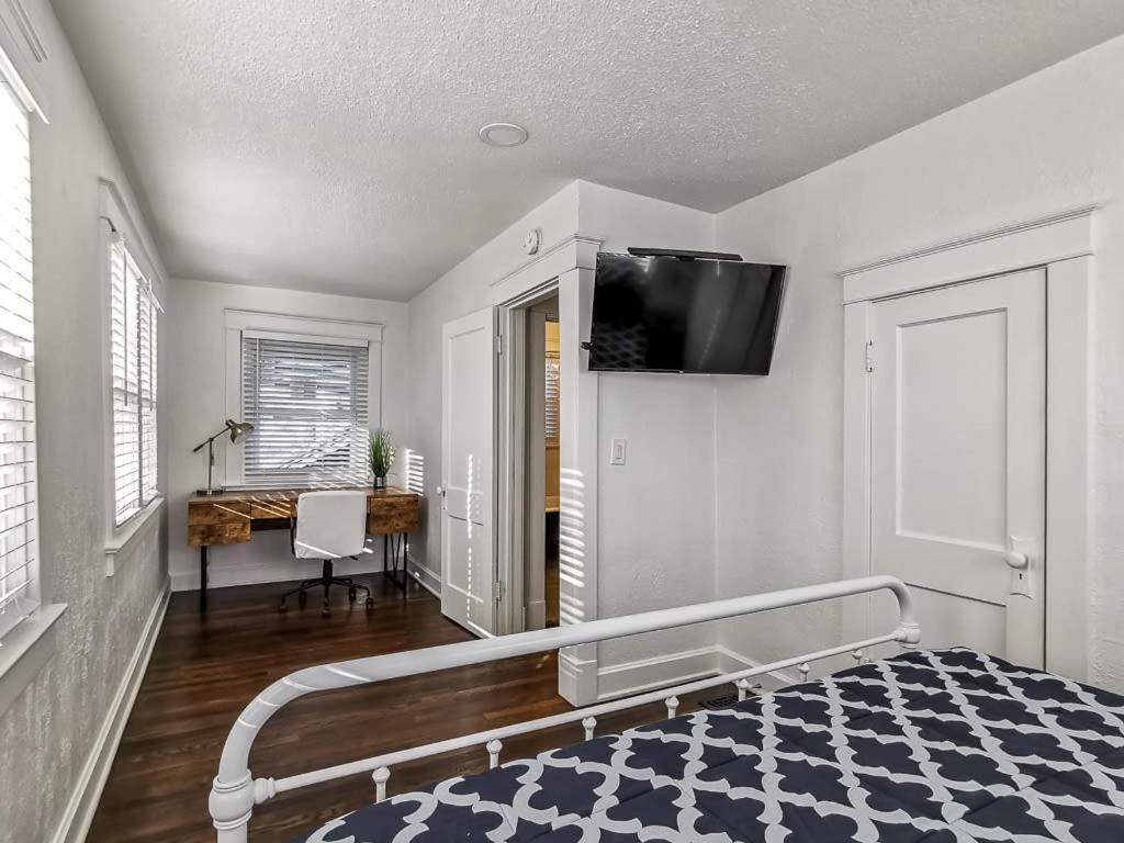 Newly Renovated Plaza Beauty-Three King Bedrooms Kansas City Bagian luar foto