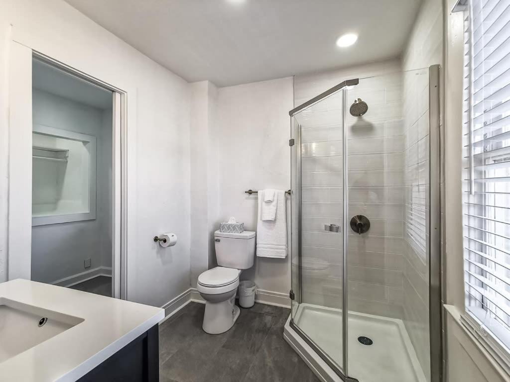 Newly Renovated Plaza Beauty-Three King Bedrooms Kansas City Bagian luar foto