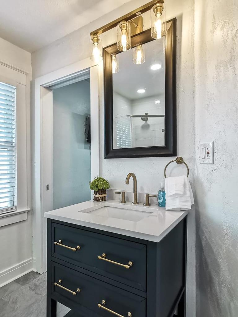 Newly Renovated Plaza Beauty-Three King Bedrooms Kansas City Bagian luar foto