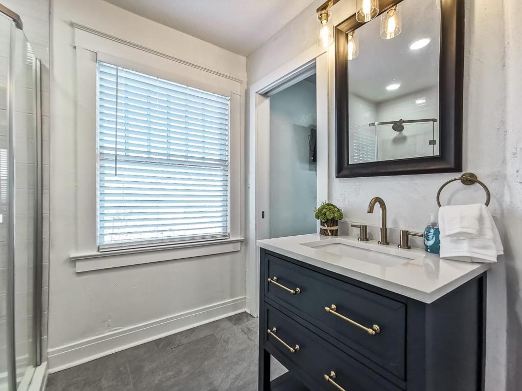 Newly Renovated Plaza Beauty-Three King Bedrooms Kansas City Bagian luar foto